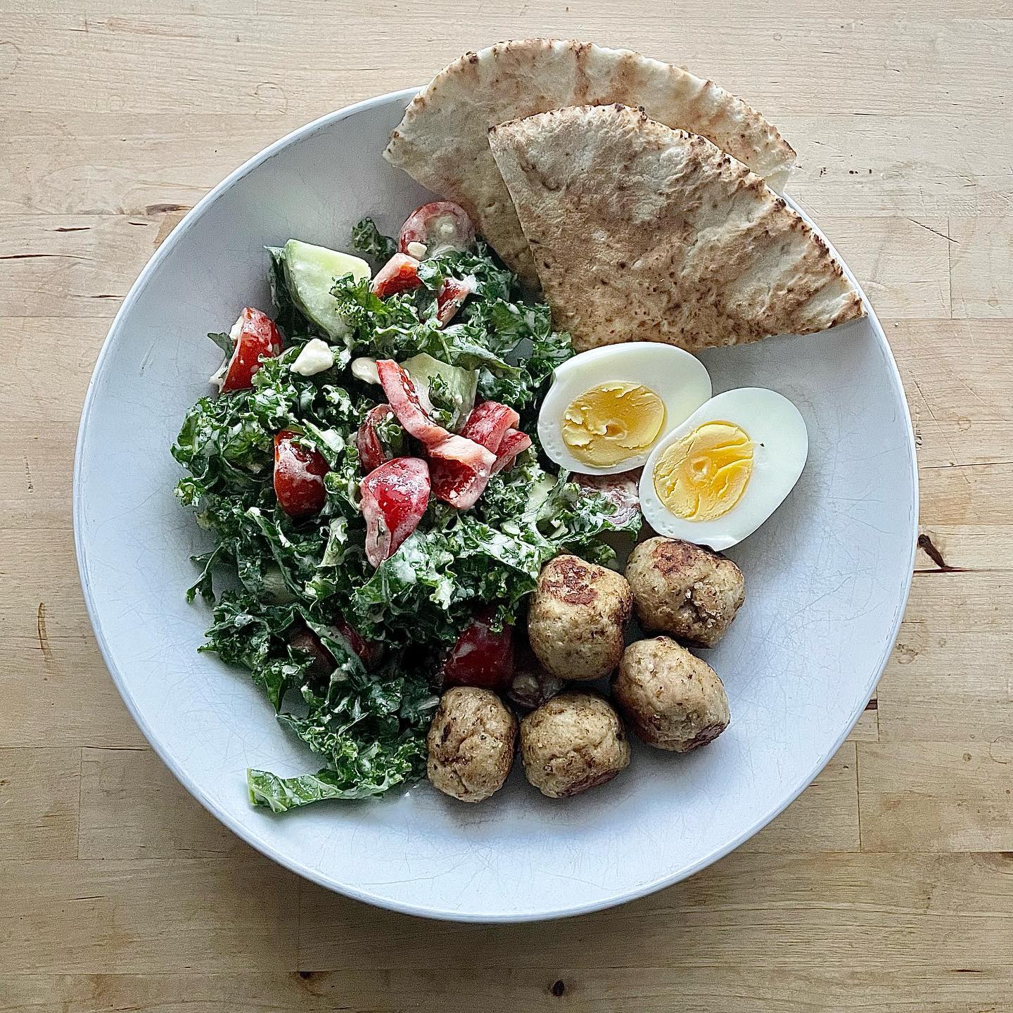 Recipe • Greek salad with kale and turkey meatballs 
.
Link in bio.
#ontheblog #recipes #kalesalad #greeksalad